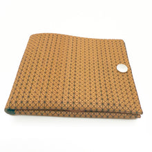 Cargar imagen en el visor de la galería, Billetera NOU de Madera texturada