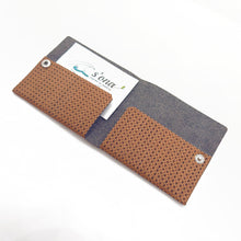 Cargar imagen en el visor de la galería, Billetera NOU de Madera texturada