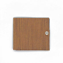 Cargar imagen en el visor de la galería, Billetera NOU de Madera texturada